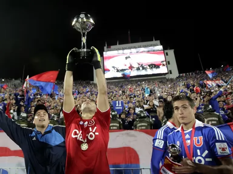 Johnny Herrera levanta la Copa Sudamericana