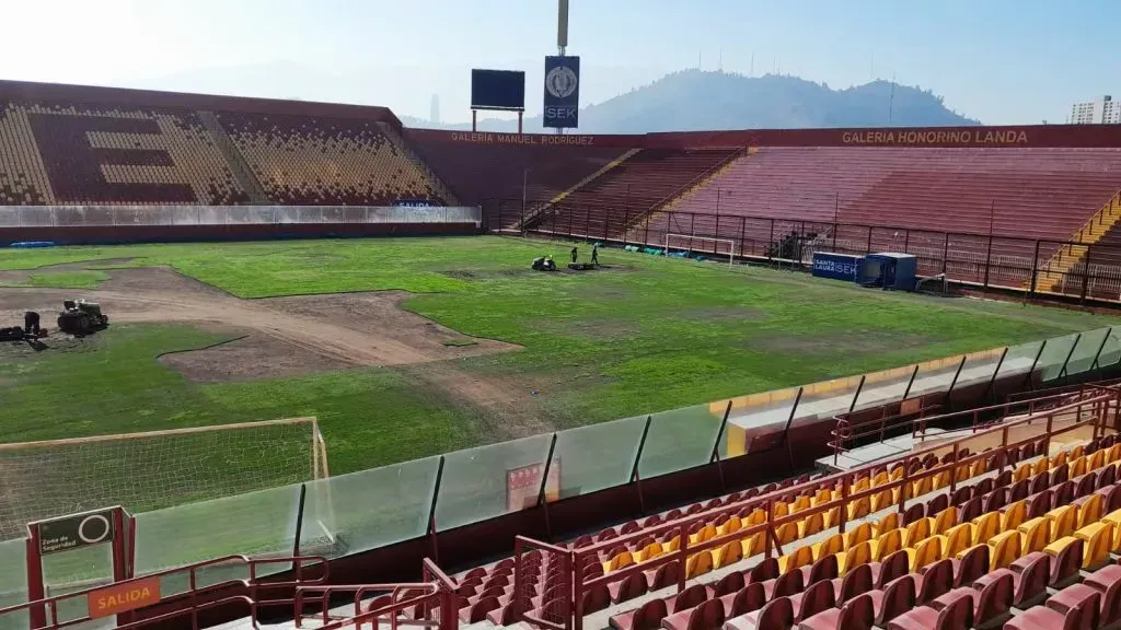 El impresentable estado de la cancha de Santa Laura: imposible jugar el UE-U. de Chile. (Foto: Radio ADN)