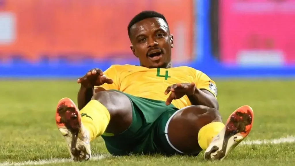 Teboho Mokoena jugó en Sudáfrica a pesar de estar suspendido