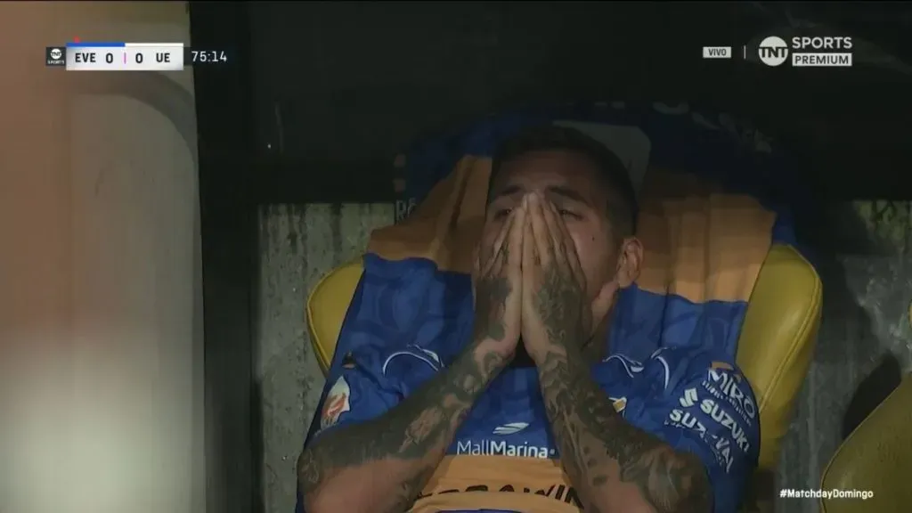 Piñeiro estaba destrozado en el banco de Everton