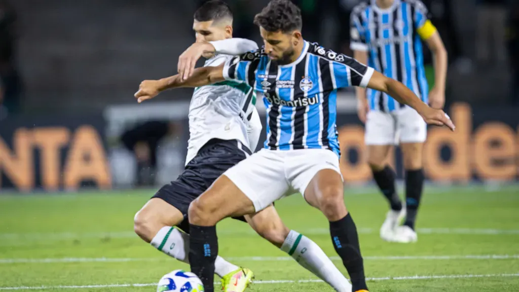 Pepê: volante deixou a última partida ainda antes do intervalo (Foto: Richard Ducker/Grêmio/Divulgação)