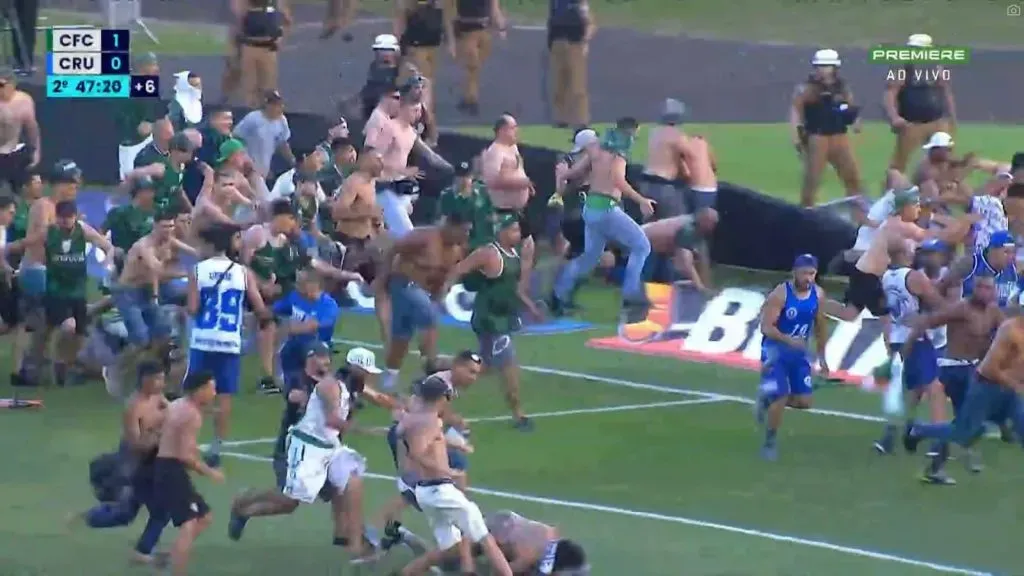 Briga entre torcidas no Coritiba x Cruzeiro. Foto: Reprodução Premiere