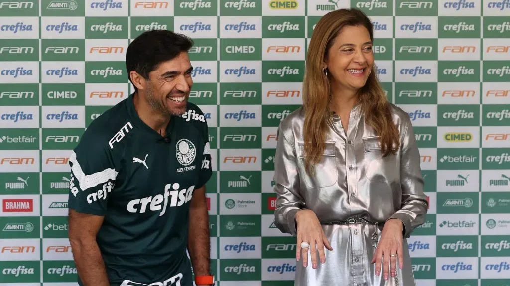 A presidente Leila Pereira, da SE Palmeiras, homenageia o técnico Abel Ferreira, pelos 200 jogos a frente do clube, após treinamento, na Academia de Futebol. (Foto: Cesar Greco/Palmeiras/by Canon)