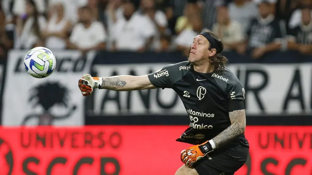 Cássio preocupa torcida após declaração enigmática sobre novas propostas; Ídolo pode deixar o Corinthians na próxima temporada (Photo by Ricardo Moreira/Getty Images)