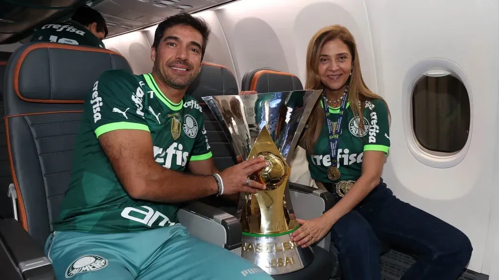 Abel Ferreira e Leila Pereira com o troféu do Brasileirão. Foto: Flickr SE Palmeiras/Cesar Greco