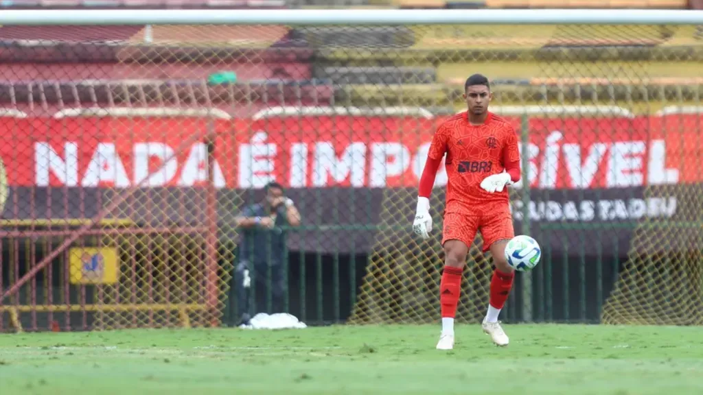 Dyogo Alves: goleiro terá espaço no Flamengo em 2024 (Foto: Gilvan de Souza/Flamengo/Divugalção)