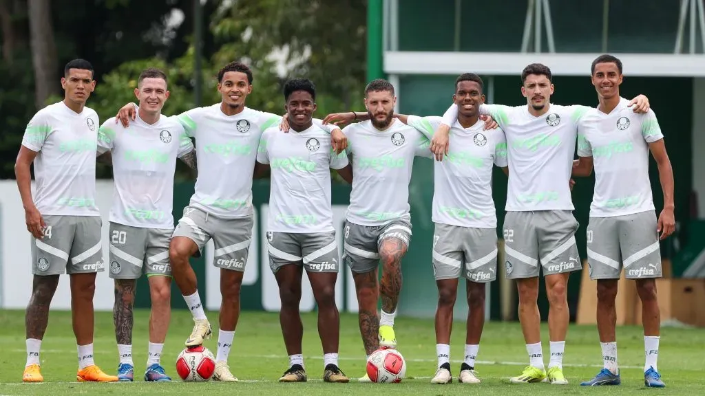 Vitor Reis (primeiro da direita para esquerda) no profissional; Atletas da SE Palmeiras, durante treinamento na Academia de Futebol, em São Paulo-SP. (Foto: Fabio Menotti/Palmeiras/by Canon)