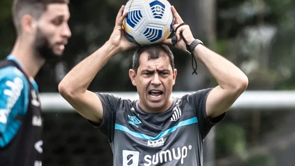 Carille exaltou o defensor (Foto: Ivan Storti/Santos FC/Divulgação)