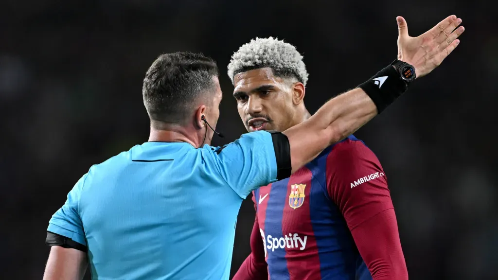 Araújo foi expulso contra o PSG (Foto: David Ramos/Getty Images)