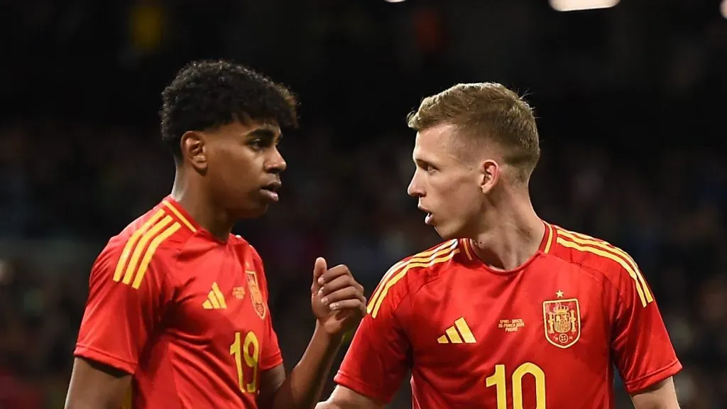 Lamine Yamal e Dani Olmo lado a lado na Seleção Espanhola. Foto: Denis Doyle/Getty Images