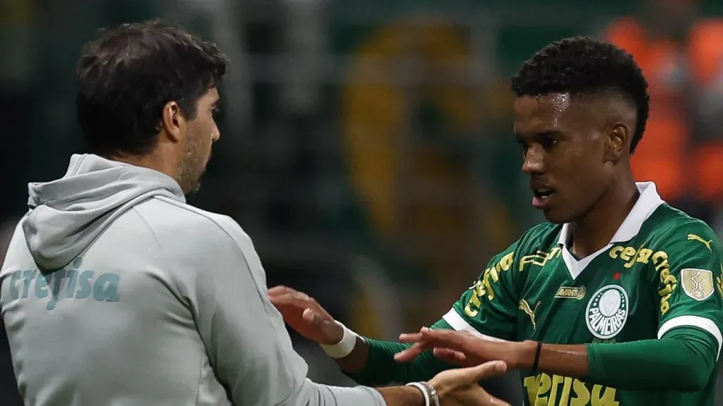 Abel Ferreira e Estêvão se cumprimentam após gol marcado. Foto: Cesar Greco/Palmeiras