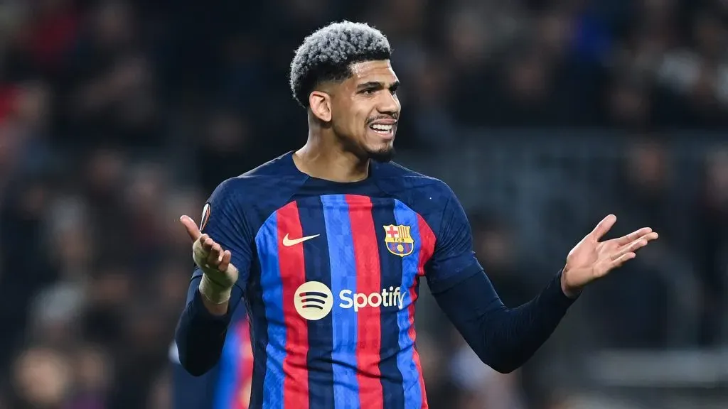 Ronald Araújo é titular do Barcelona e da Seleção Uruguaia. (Photo by David Ramos/Getty Images)