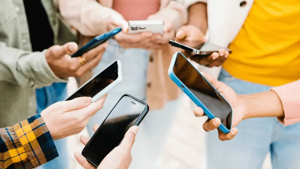 Usuários podem escolher entre usar o app para Android ou o site móvel. Foto: iStock.