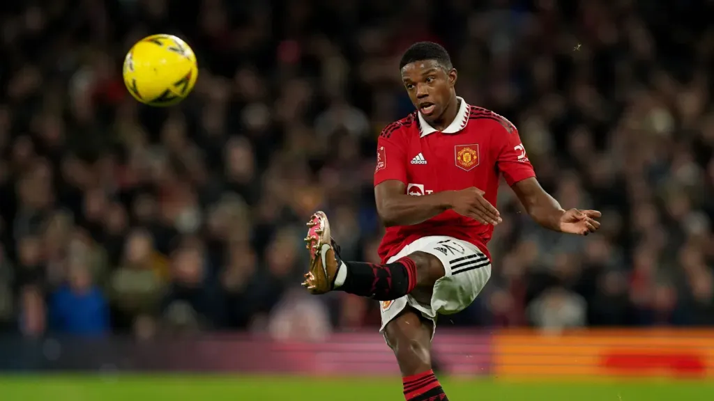 Tyrell Malacia em partida pelo Manchester United (FOTO: IMAGO / PA Images)