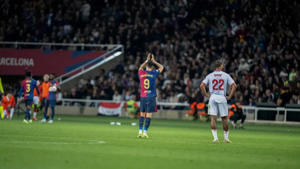 Lewandowski celebra vitória sobre o Sevilla. Foto: IMAGO / SOPA Images