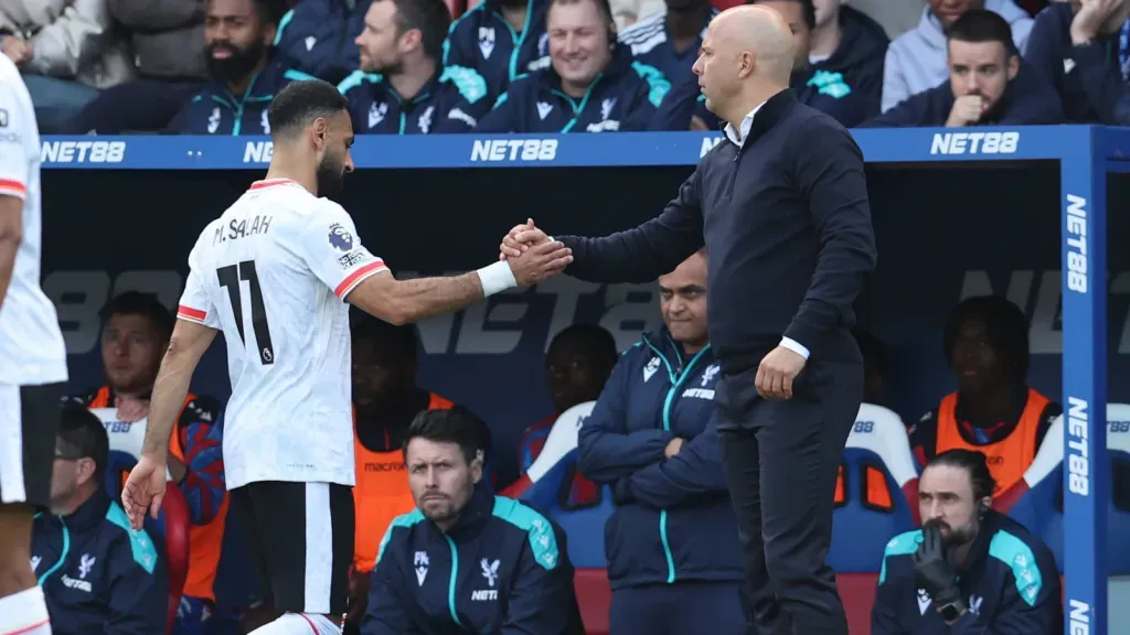 Salah e Arne Slot juntos pelo Liverpool (Foto: IMAGO / Sportimage)