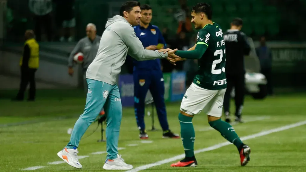 Raphael Veiga e o técnico Abel Ferreira juntos (FOTO: IMAGO / Sports Press Photo)