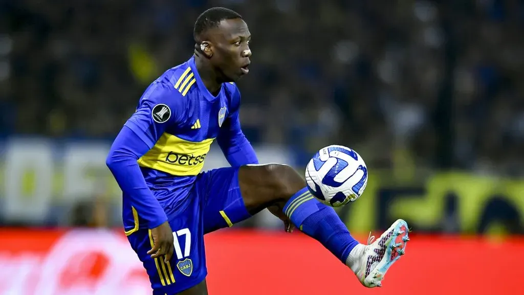 Luis Advíncula con la camiseta de Boca Juniors