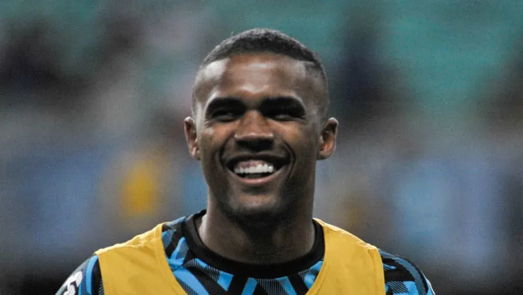 Douglas Costa com a camisa do Grêmio