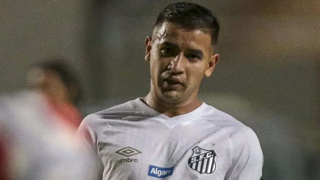 Derlis González defendeu o Santos entre 2018 e 2020 e tem acerto verbal para reforçar o time de Carille. Foto: Ale Cabral/AGIF