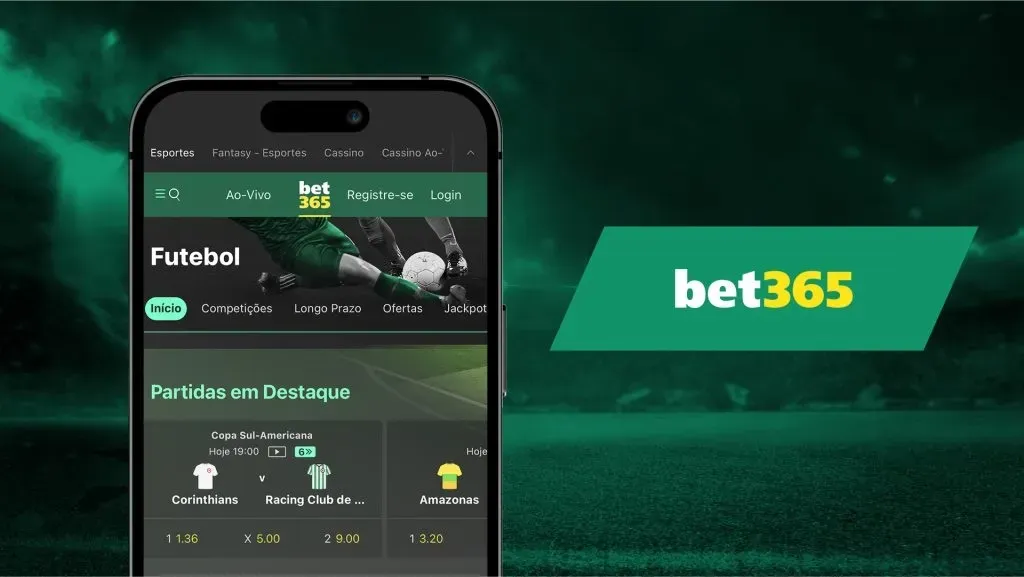 Imagem de divulgação da bet365 com smartphone aberto na casa de apostas contra fundo em tons sépia de estádio de futebol. Do lado direito, pode-se ver a logo da bet365 em tons de branco e amarelo. 