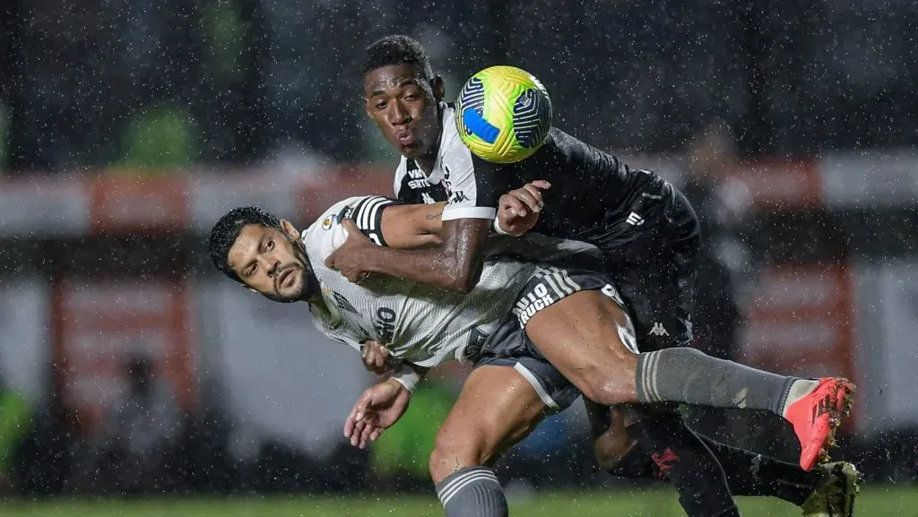 Hulk e Léo - Foto: Thiago Ribeiro/AGIF.