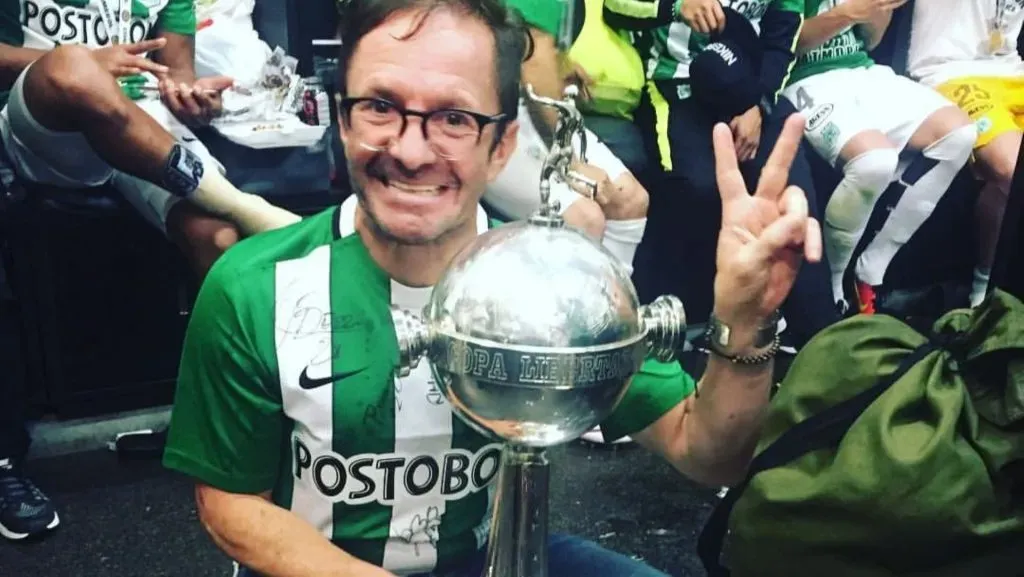 El periodista junto al trofeo de la Copa Libertadores.