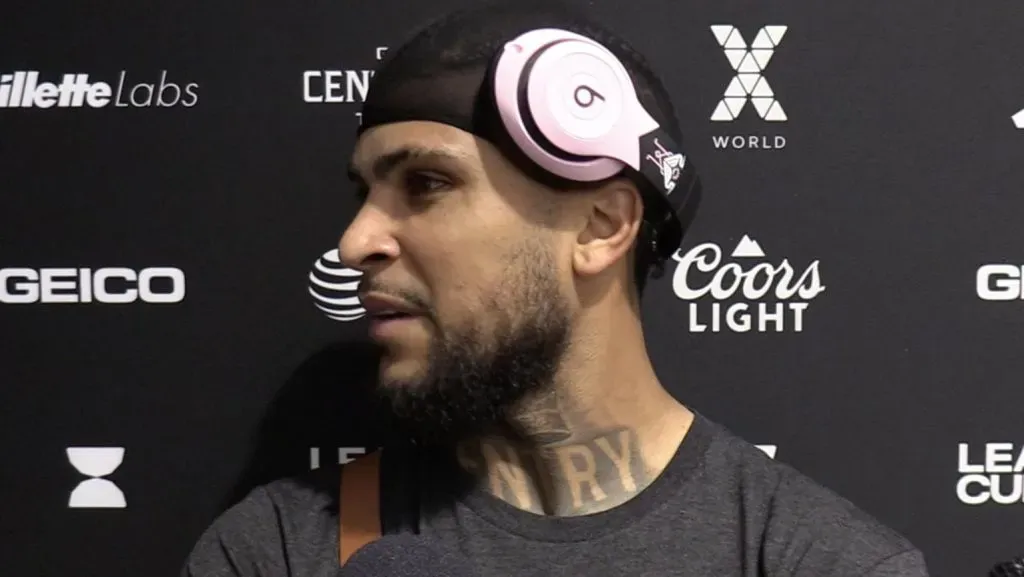 Yedlin con los auriculares que le regaló Messi.