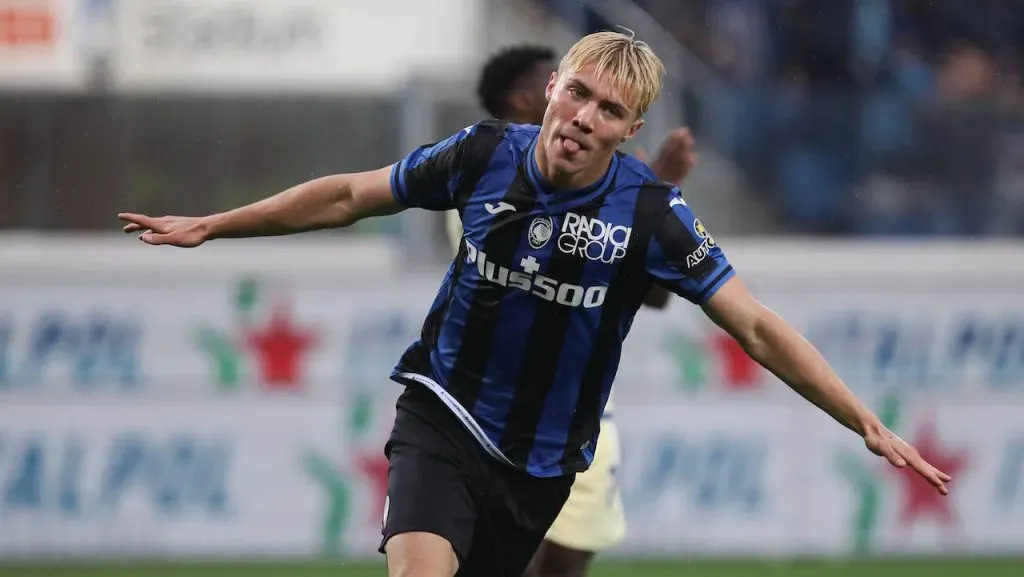 Rasmus Hojlund celebrando un gol con la lengua afuera