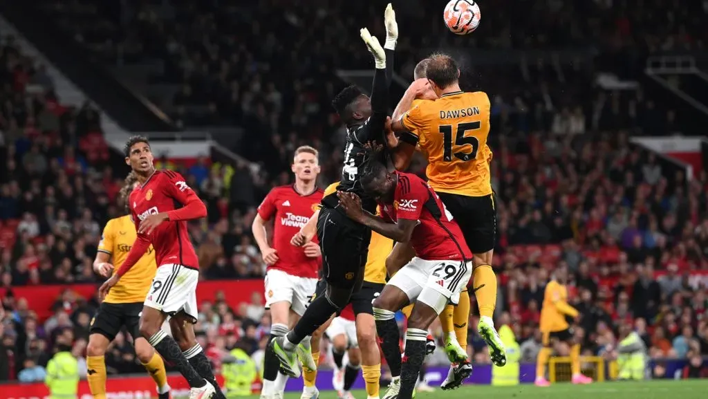 Onana chocó con los jugadores del Wolves sin tocar el balón. (Photo by Stu Forster/Getty Images)