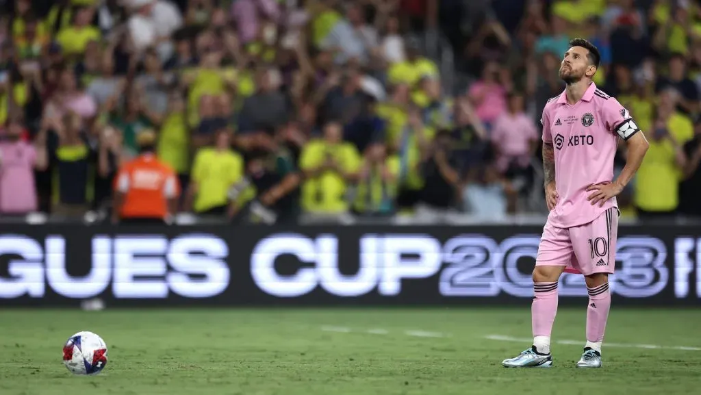 Lionel Messi apunto de patear un penal