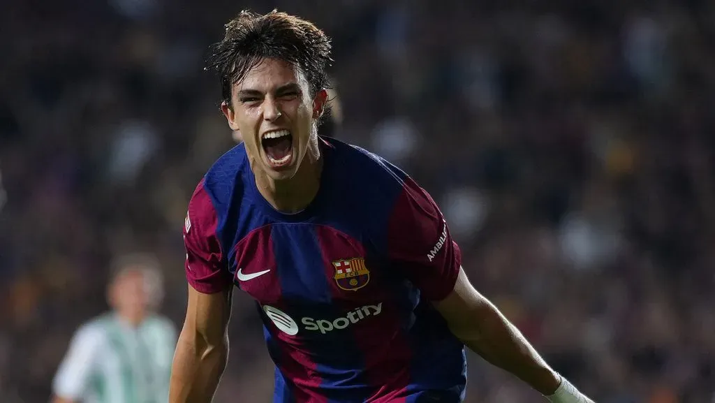 Joao Félix celebrando un gol con la camiseta del Barcelona