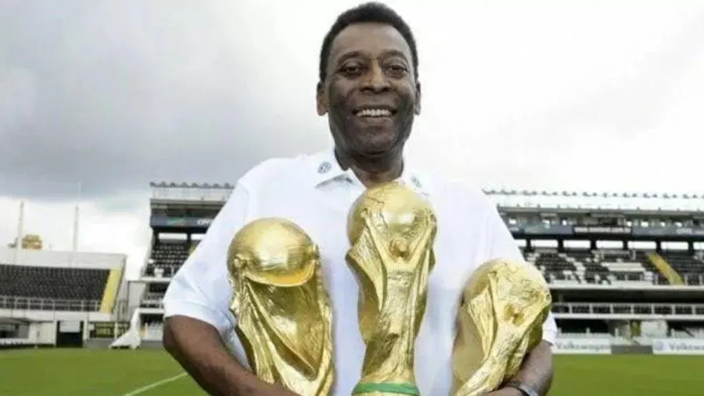 Pelé ostentando las tres Copas del Mundo que ganó con la Selección de Brasil. Getty Images.