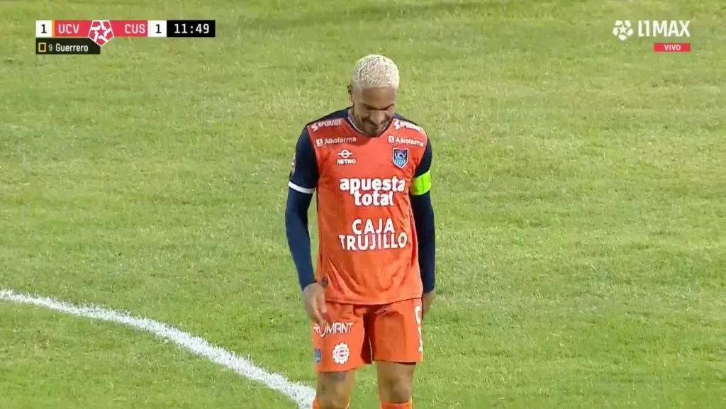 Paolo Guerrero después de lanzar el codazo. (Foto: Liga 1).