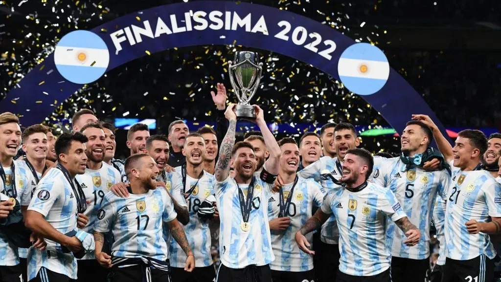 Messi levantando la Finalissima en 2022 (Getty)
