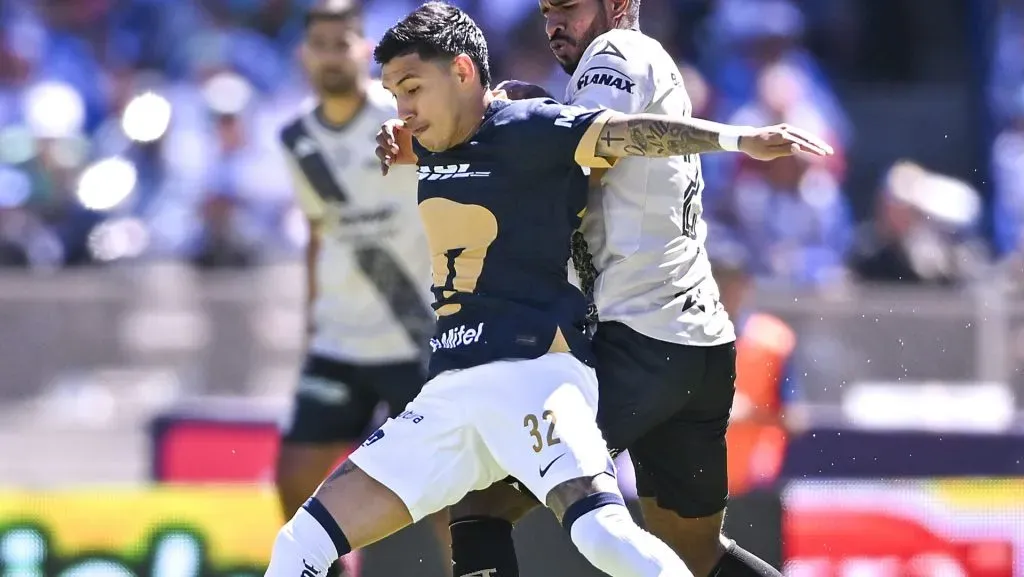 La afición de Pumas pide por Leo Suárez (Imago7)