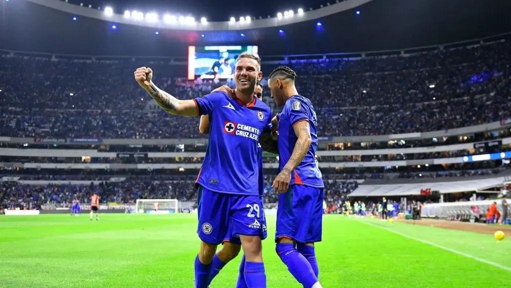 Cruz Azul viene de golear con autoridad a Chivas en el Estadio Azteca (IMAGO)