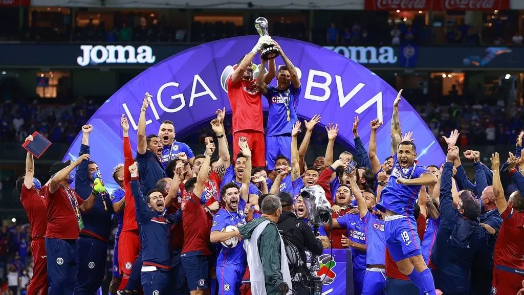 Cruz Azul levantando el trofeo del Clausura 2024 de la Liga MX (IMAGO)