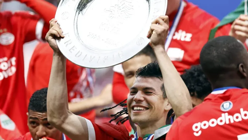 Hirving Lozano levantando el trofeo de la Eredivisie con el PSV (IMAGO)