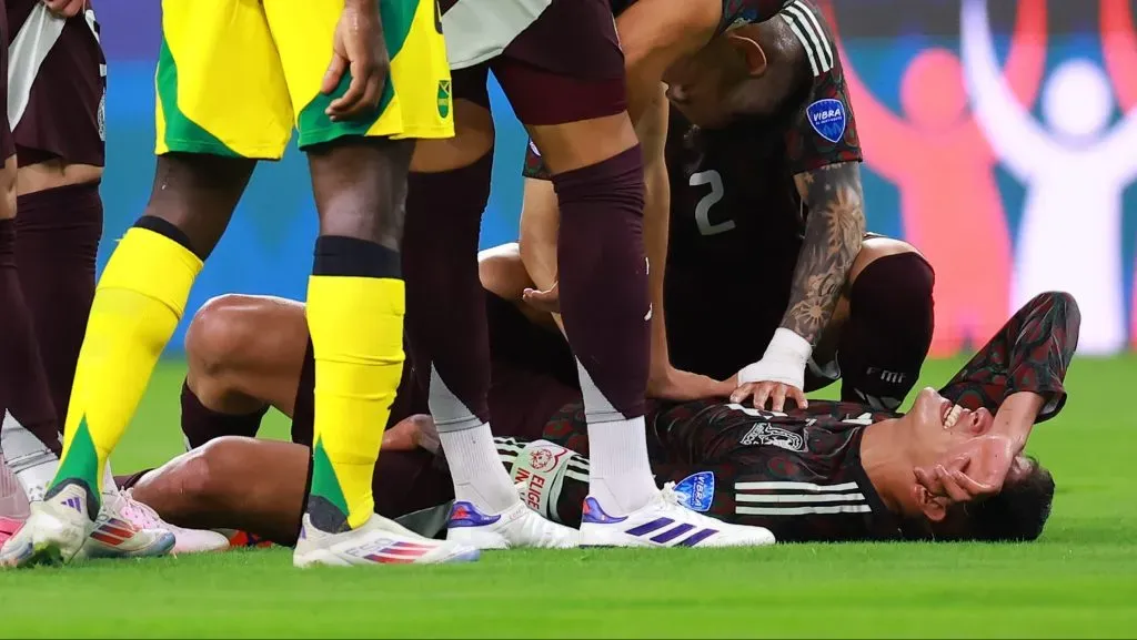 El momento de la lamentable lesión de Edson Álvarez [Foto: Getty]