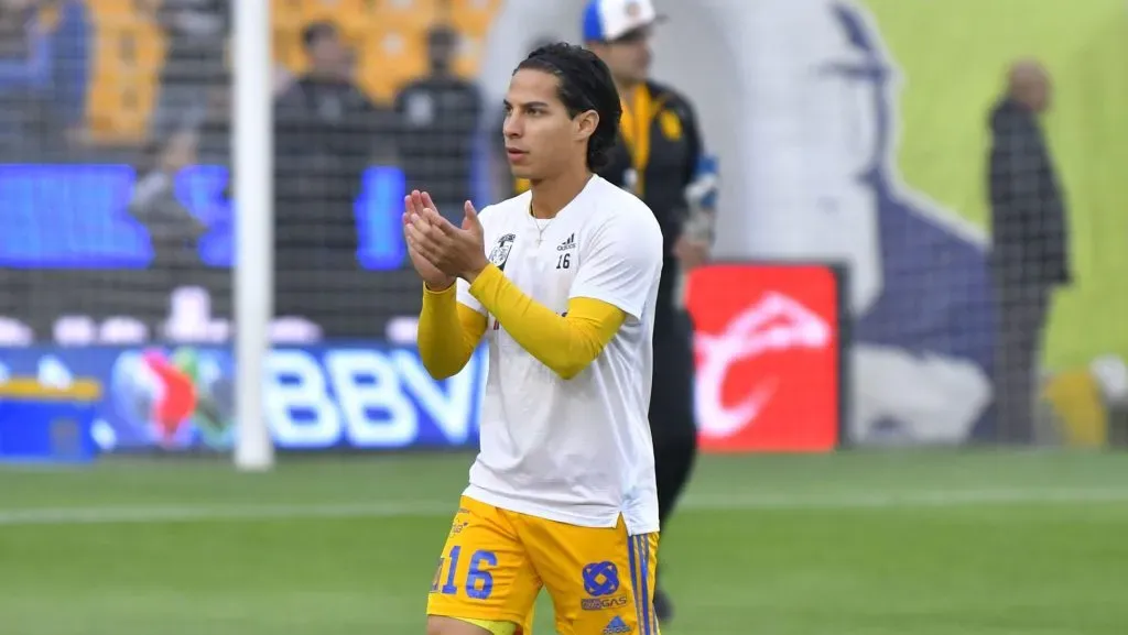 Diego Lainez le tiró flores a la afición de Tigres