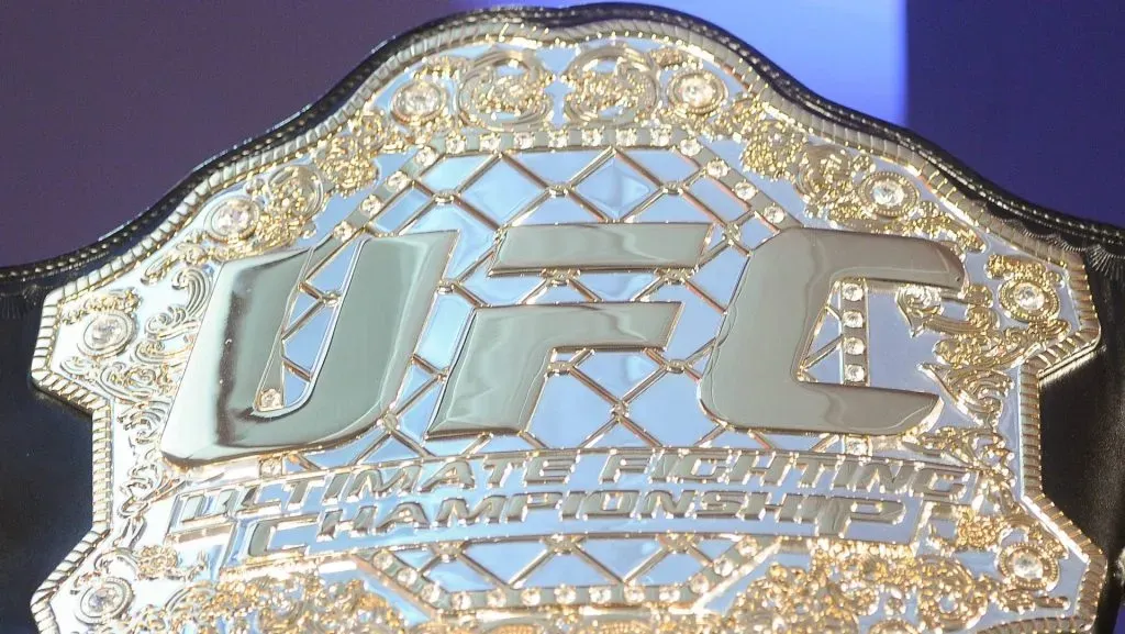 Todos quieren tener en sus manos el cinturón de campeón de la UFC.