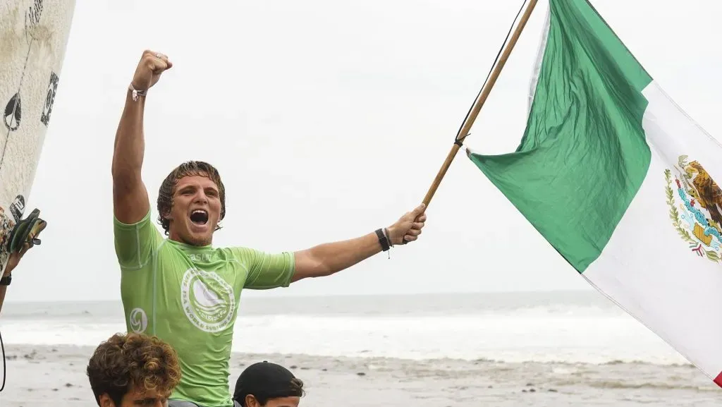 Cleland celebrando su victoria en los ISA World Surfing Games de 2023 (IMAGO)