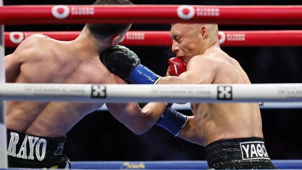 La pelea entre el Pitbull Cruz y el Rayo Valenzuela estuvo en la corta distancia y los jueces dieron por ganador al retador. (GETTY IMAGES)