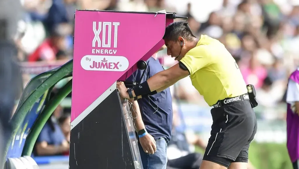 El VAR en acción en la Liga MX (IMAGO)