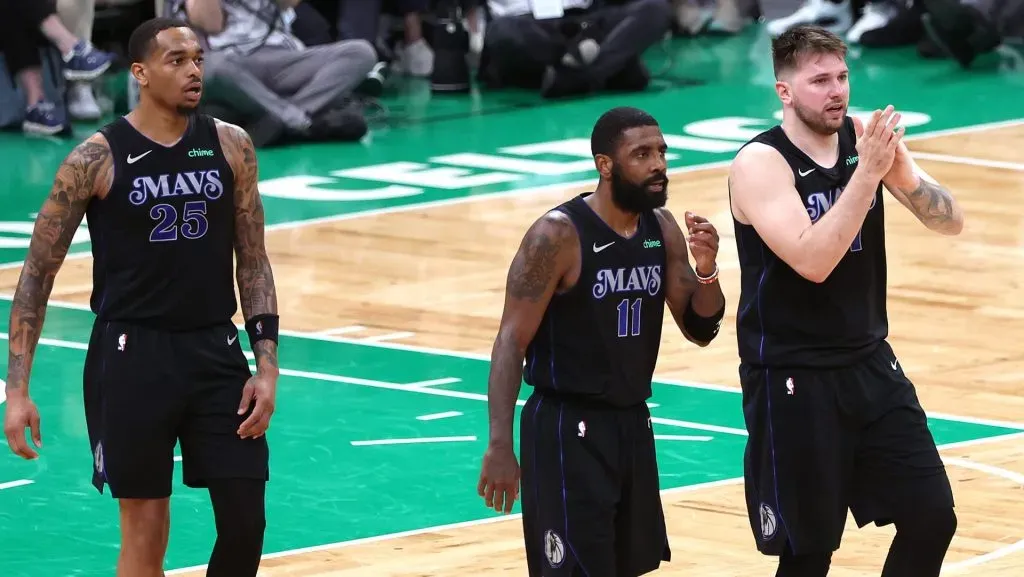 Kyrie Irving junto a Luka Doncic compartirán equipo con Klay Thompson para intentar repetir una gran temporada. (GETTY IMAGES)