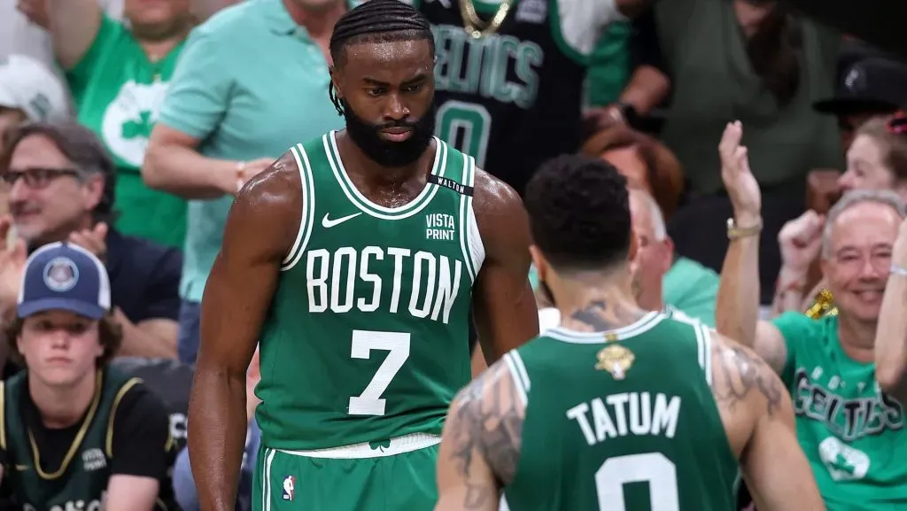 Jaylen Brown y Jayson Tatum son las máximas figuras de los Boston Celtics campeones. (GETTY IMAGES)