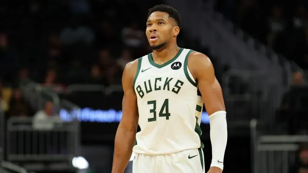 Giannis Antetokounmpo buscará cambiar la cara de la mala campaña pasada y volver a llevar a su equipo a lo más alto. (GETTY IMAGES)