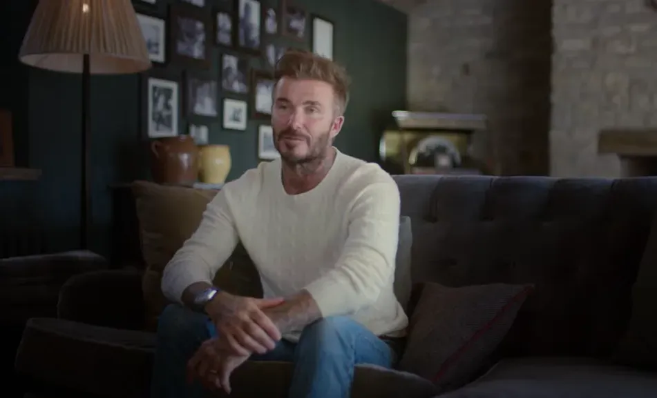 David Beckham pone bajo la lupa la vida íntima del ex futbolista. Imagen: @NetflixLATAM.