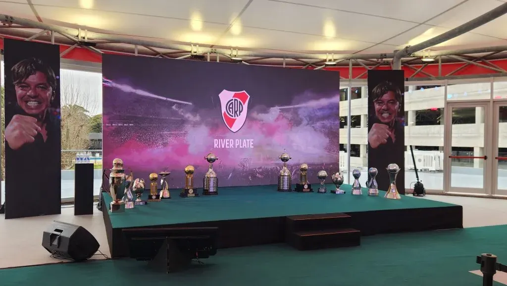 En su segunda presentación como DT de River, Marcelo Gallardo estuvo “escoltado” por los 14 trofeos que ganó en su primera etapa.